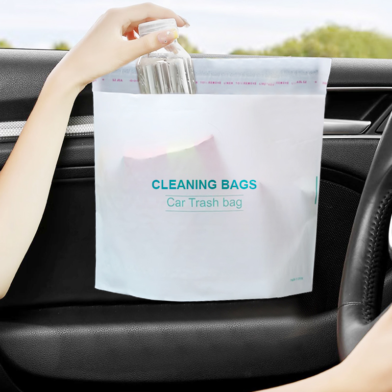 Bolsa de limpieza autoadhesiva para coche en uso